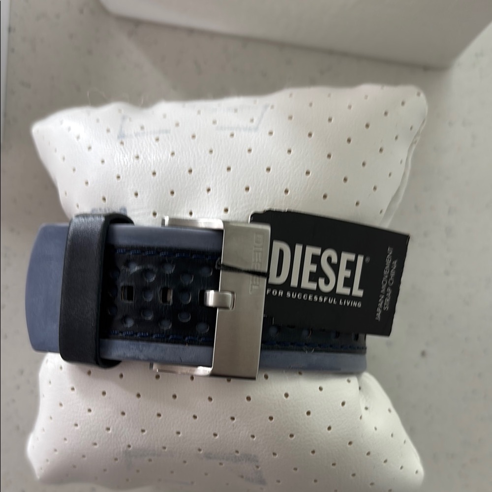 Diesel Black and Silver Sporty Watch with Minimalist Design - Picture 3 of 7